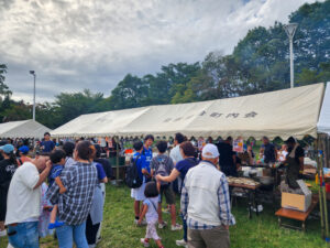 20260801_154805 - 札幌の注文住宅なら寿建設|屋上庭園とガレージが得意な工務店 列を作ってフライドポテトを待つ参加者たち