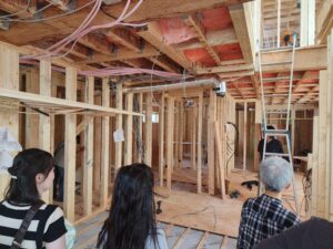 20260802_110903 - 札幌の注文住宅なら寿建設|屋上庭園とガレージが得意な工務店 構造見学会で建築途中の住宅を見学するご家族